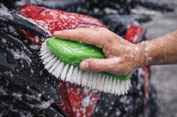 Cuci Motor Pakai Sikat, Aman atau Justru Merusak? Ini Penjelasannya
